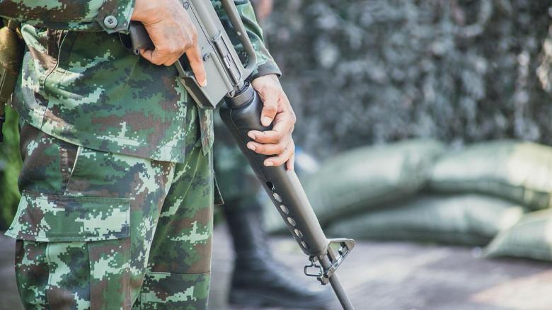 ทหารถือปืน